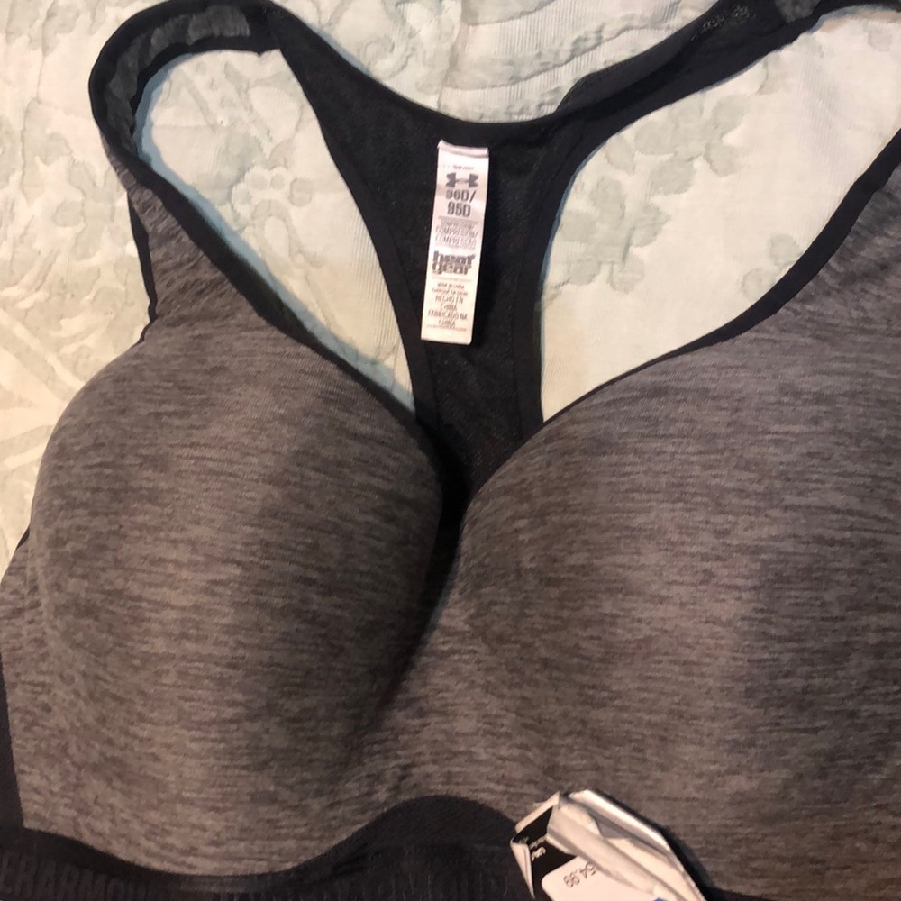 NWT WOMENS 36 D Under Armour sports bra black snaps in the back